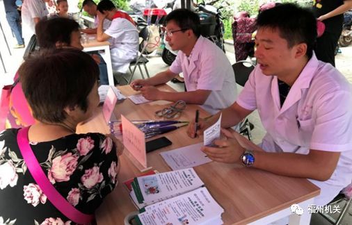 市衛(wèi)生計生系統(tǒng)以黨員志愿服務慶祝首個“中國醫(yī)師節(jié)” 健康咨詢服務惠民生